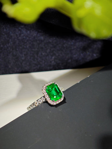 Cartier Destinée emerald solitaire ring side view