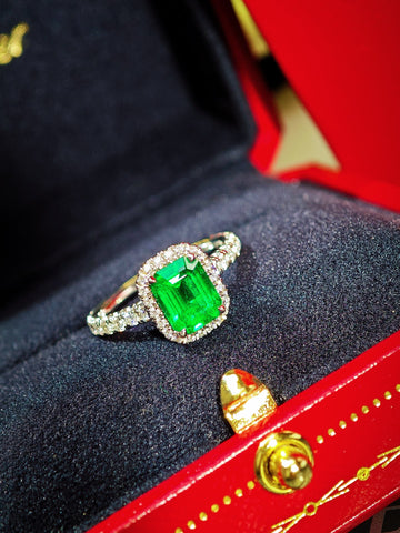 Cartier Destinée emerald solitaire ring close view