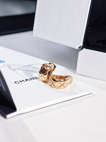 CHANEL COCO CRUSH quilted motif earrings in 18K BEIGE GOLD, pair detail