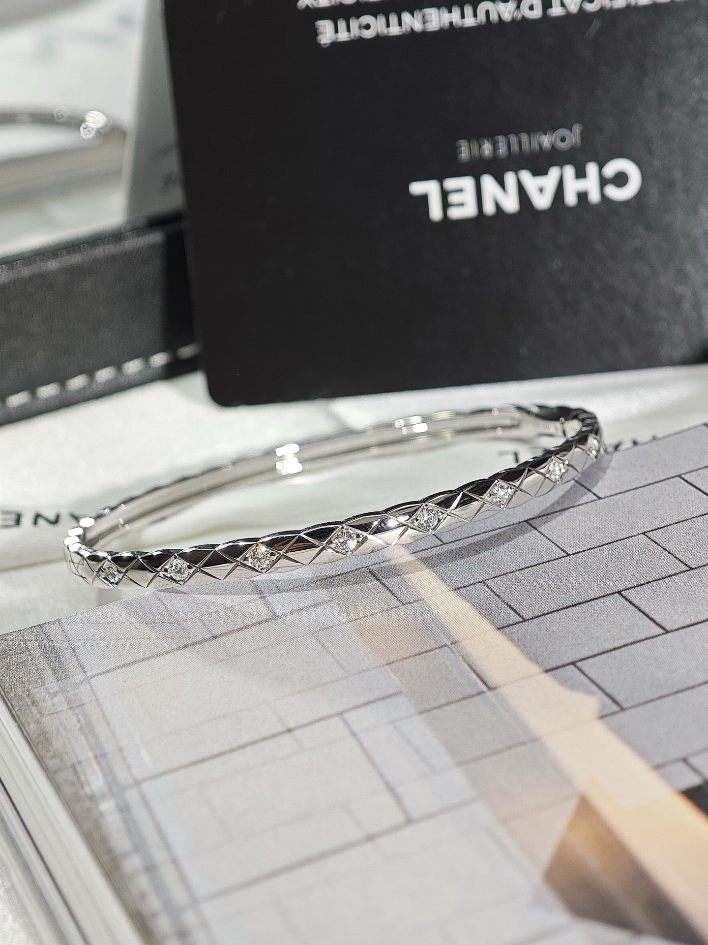 CHANEL COCO CRUSH mini diamond bracelet close-up